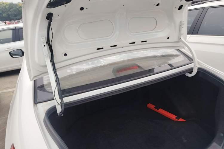 Used Hyundai Celesta 2015 1.6L Automatic Comfort Model Trunk