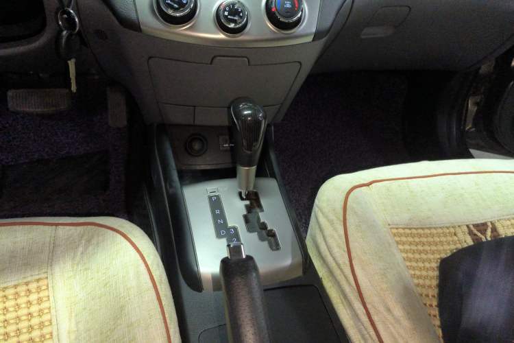 Used Hyundai Celesta 2015 1.6L Automatic Comfort Model Gear Lever