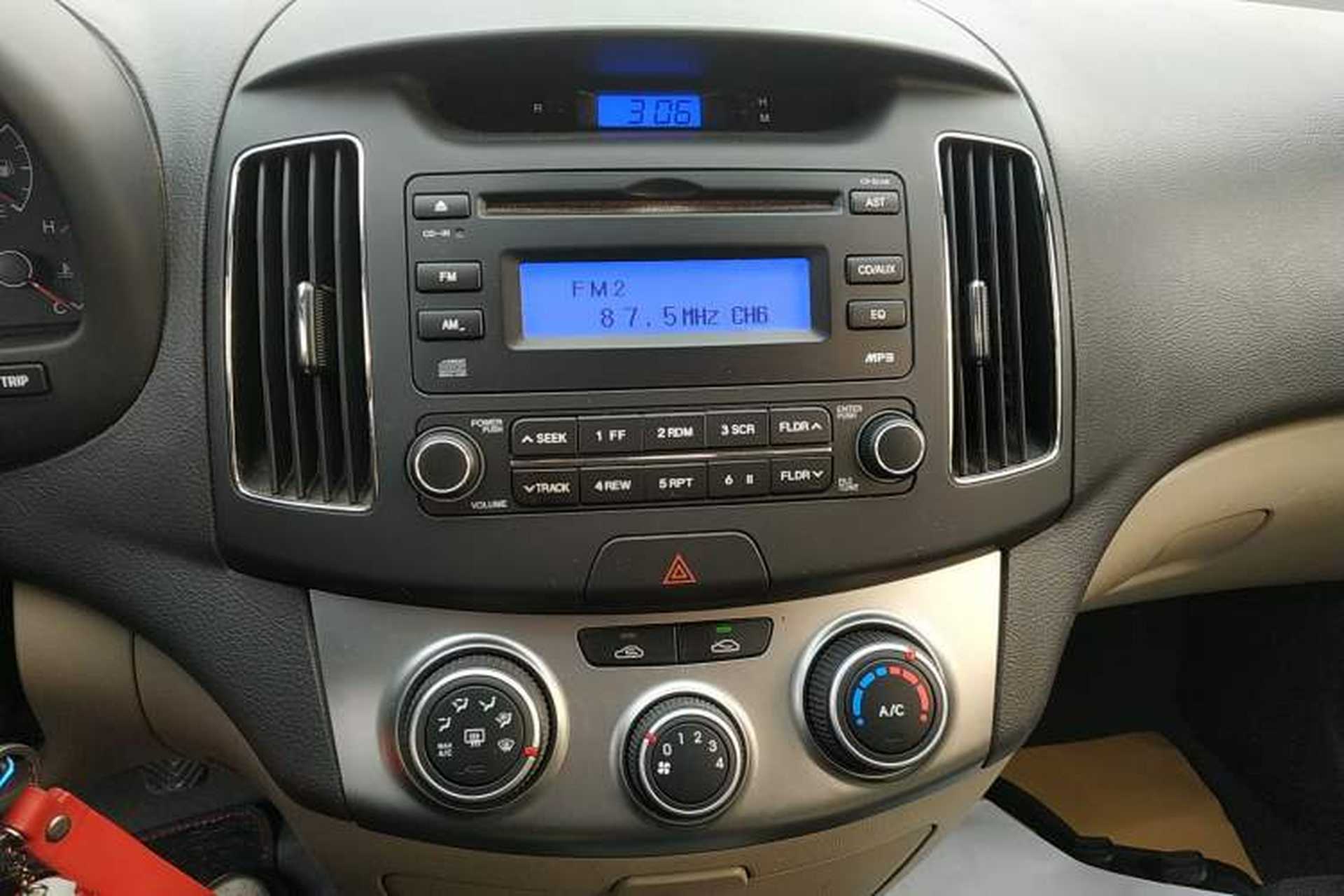 Used Hyundai Celesta 2016 1.6L Manual Jia Yue Sunroof Edition Audio And AC Panel