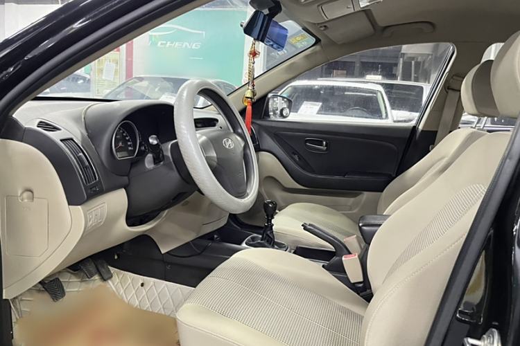 Used Hyundai Celesta 2016 1.6L Manual Joy Edition Interior 3