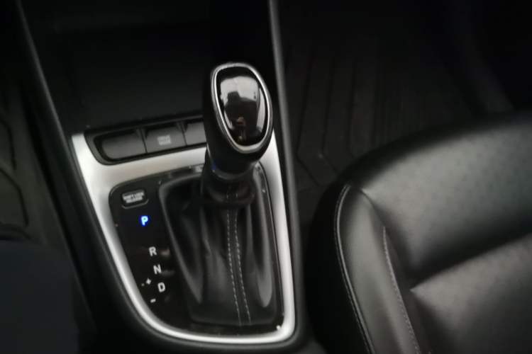 Used Hyundai Celesta 2017 1.6L Automatic Yueshin Edition DLX Gear Lever