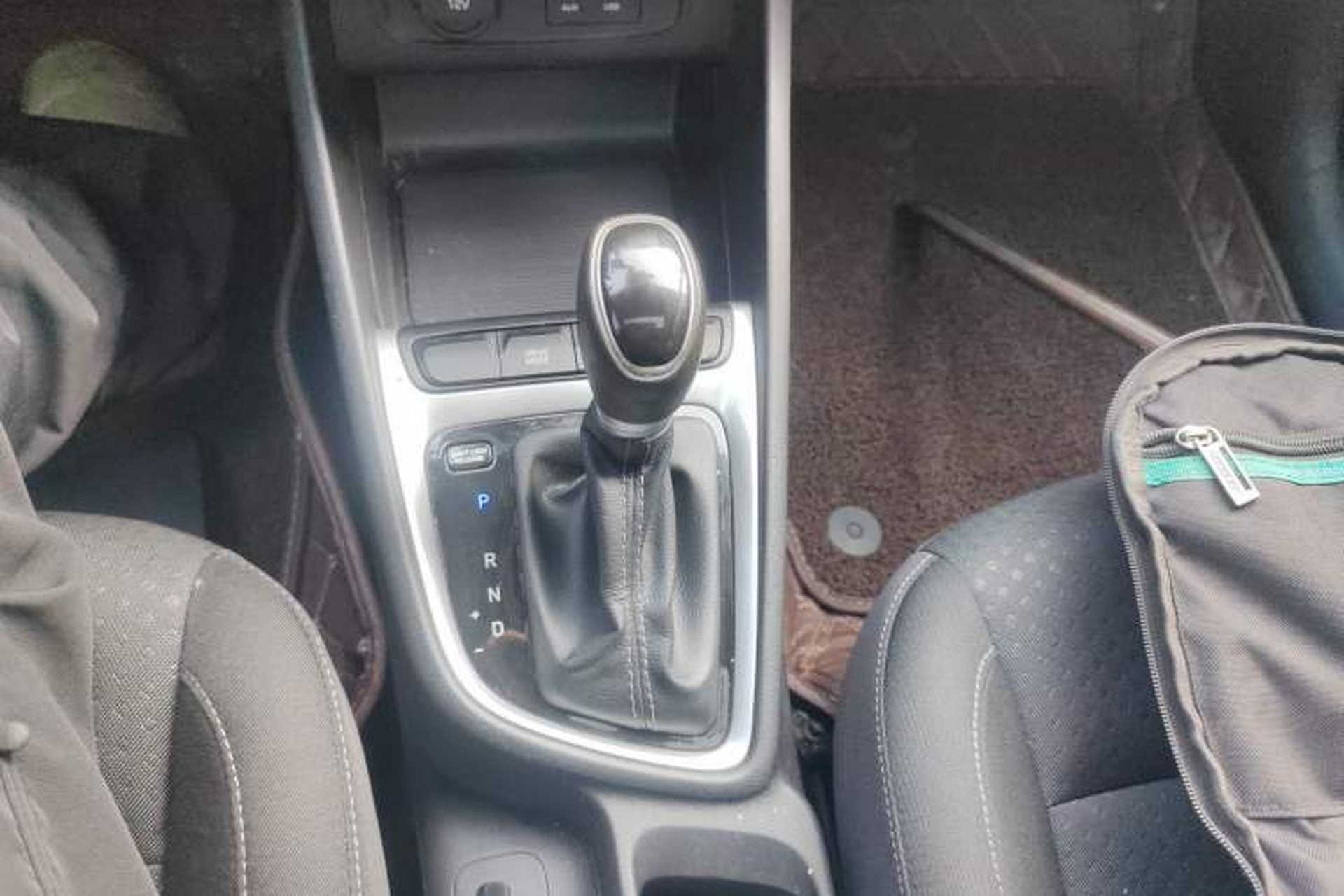 Used Hyundai Celesta 2017 1.6L Automatic Enjoyment Version GLS Gear Lever