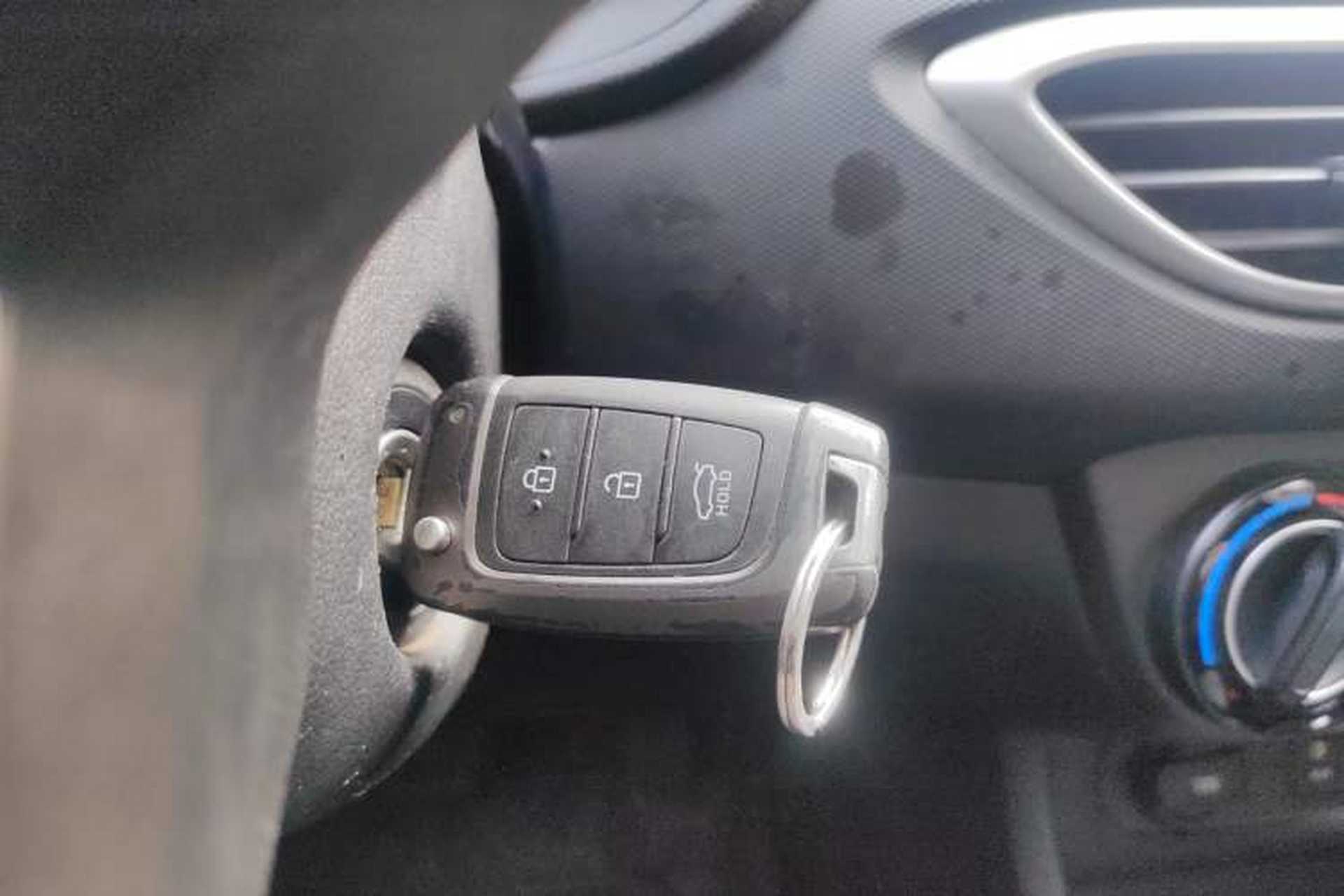 Used Hyundai Celesta 2017 1.6L Automatic Enjoyment Version GLS Interior 1