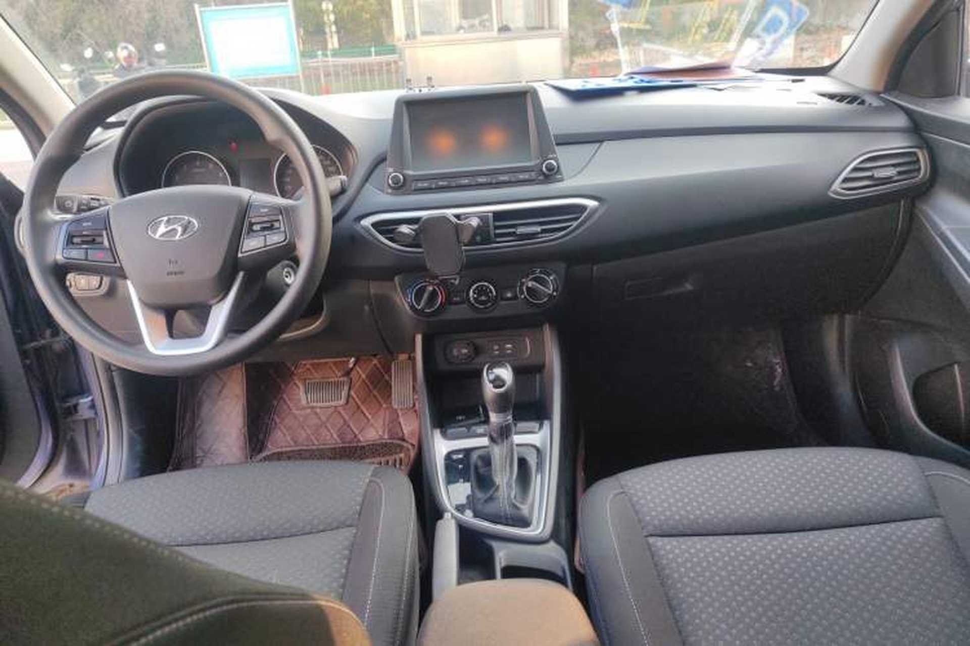 Used Hyundai Celesta 2017 1.6L Automatic Enjoyment Version GLS Interior 2