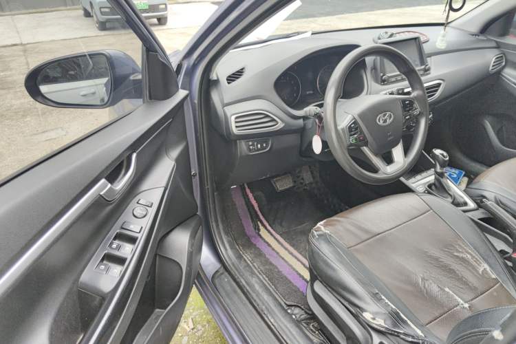 Used Hyundai Celesta 2017 1.6L Automatic Enjoyment Version GLS Interior 2