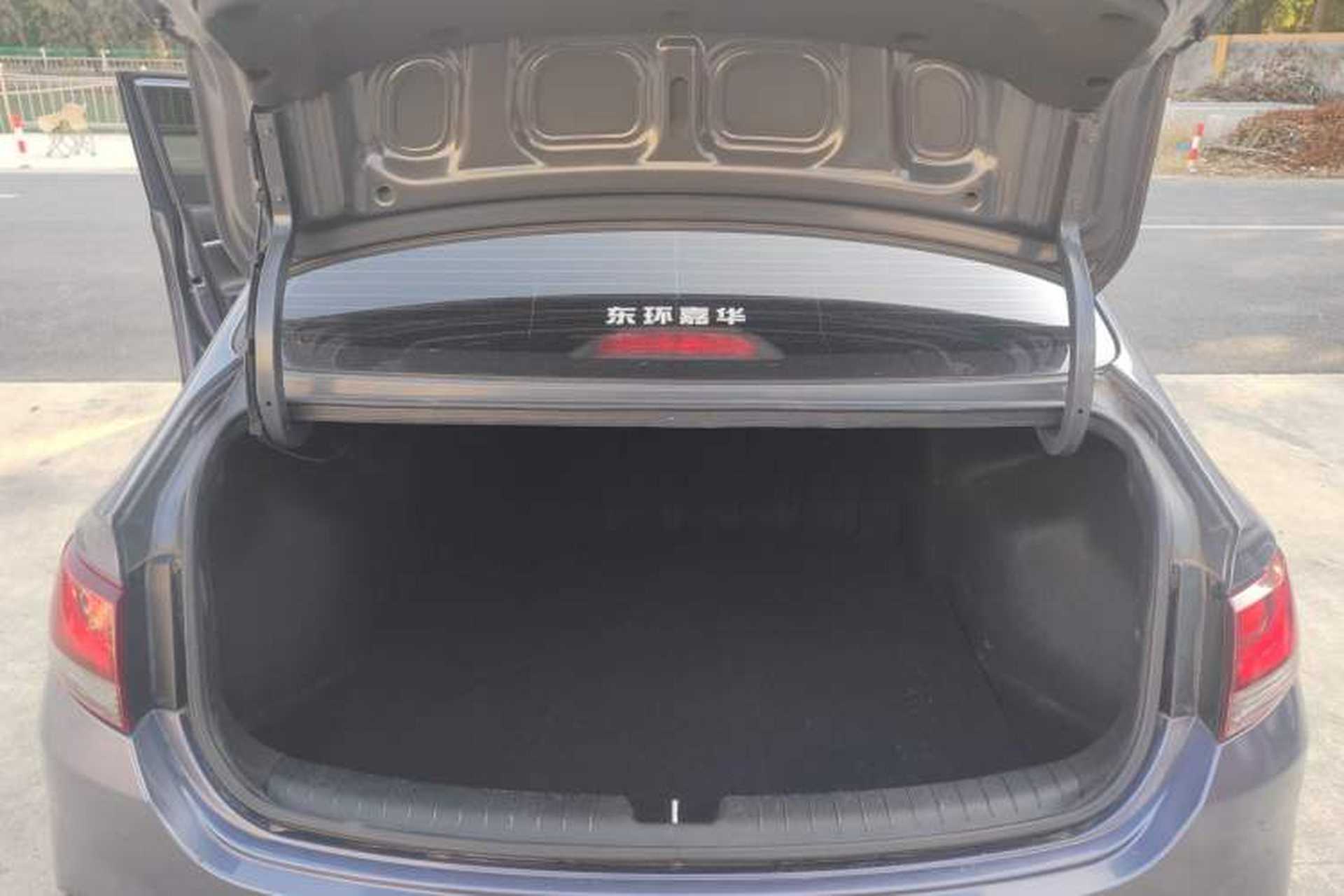 Used Hyundai Celesta 2017 1.6L Automatic Enjoyment Version GLS Trunk