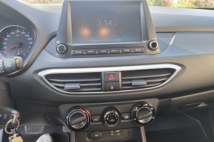 Used Hyundai Celesta 2017 1.6L Automatic Enjoyment Version GLS Audio And AC Panel