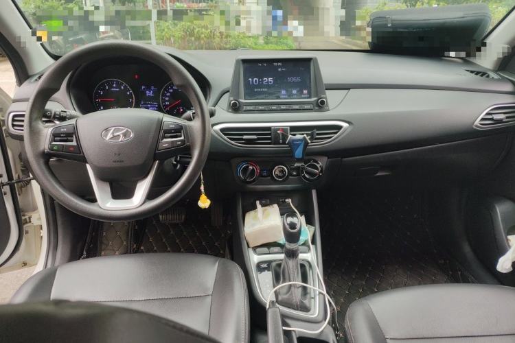 Used Hyundai Celesta 2017 1.6L Automatic Enjoyment Version GLS Center Console