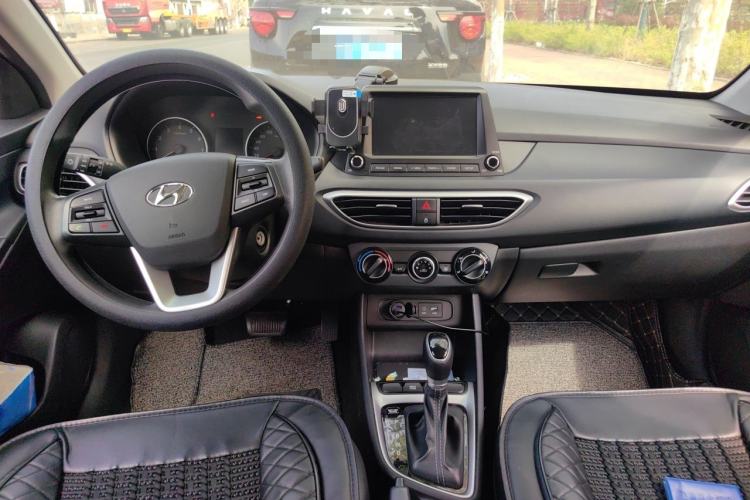 Used Hyundai Celesta 2017 1.6L Automatic Enjoyment Version GLS Center Console