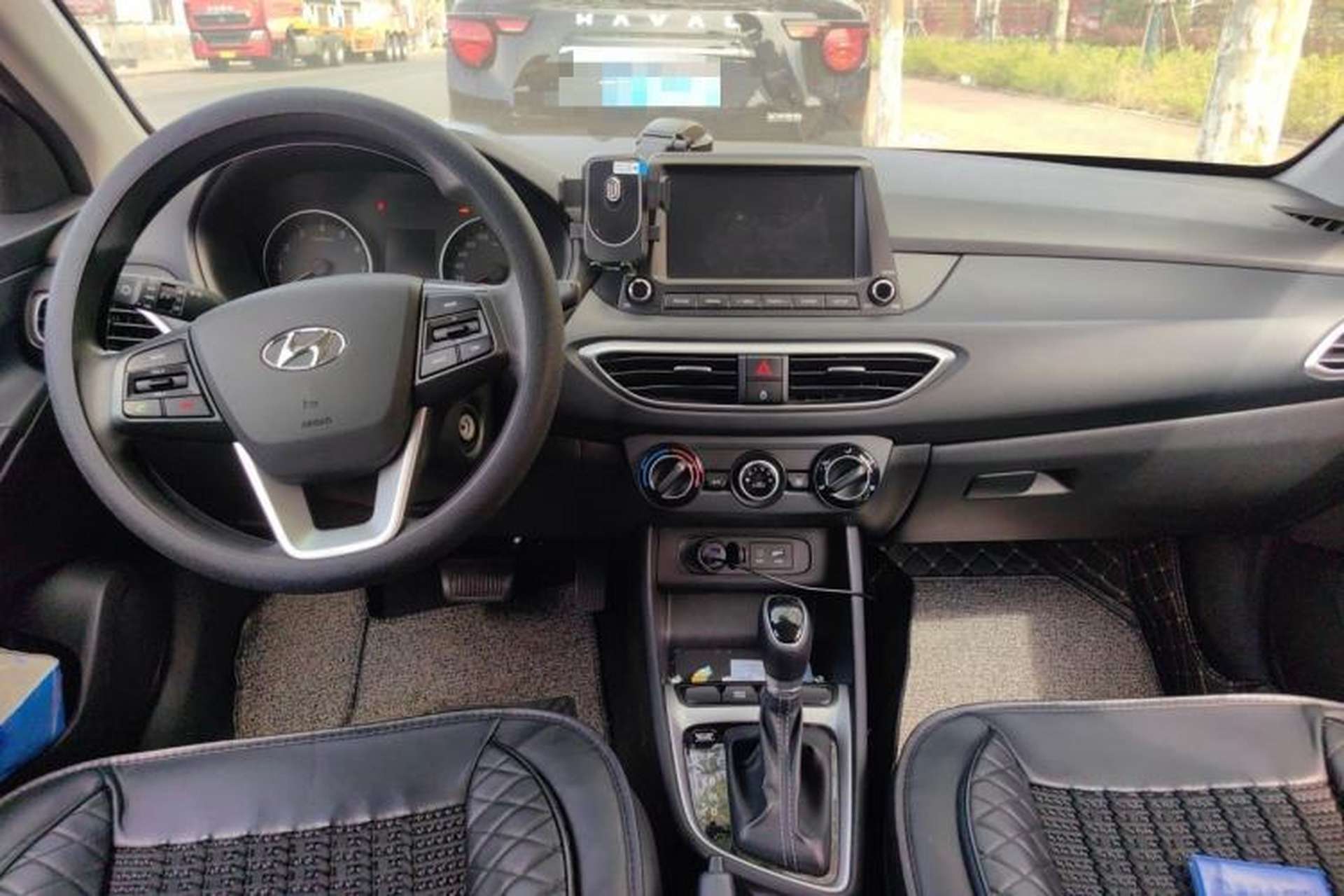 Used Hyundai Celesta 2017 1.6L Automatic Enjoyment Version GLS Center Console