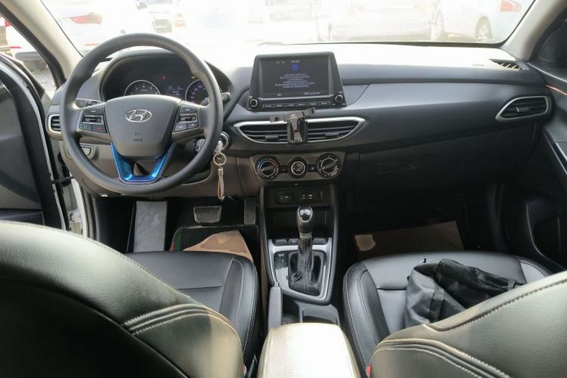 Used Hyundai Celesta 2017 1.6L Automatic Enjoyment Version GLS Center Console