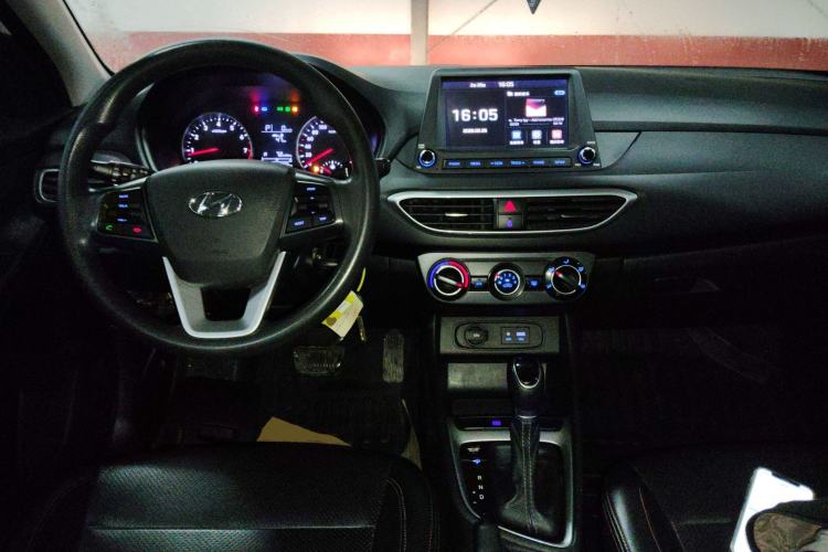 Used Hyundai Celesta 2017 1.6L Automatic Enjoyment Version GLS Center Console