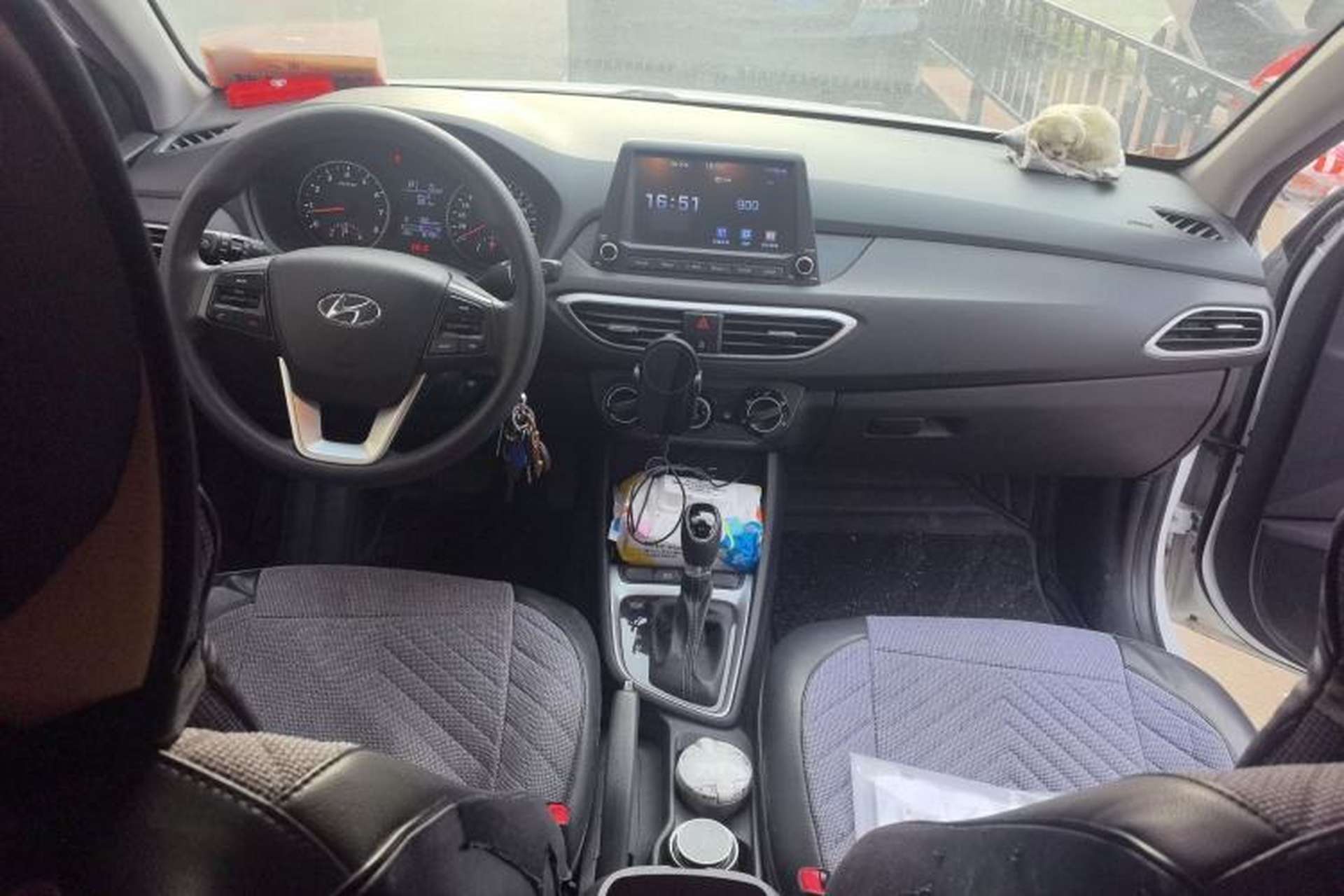 Used Hyundai Celesta 2017 1.6L Automatic Enjoyment Version GLS Center Console
