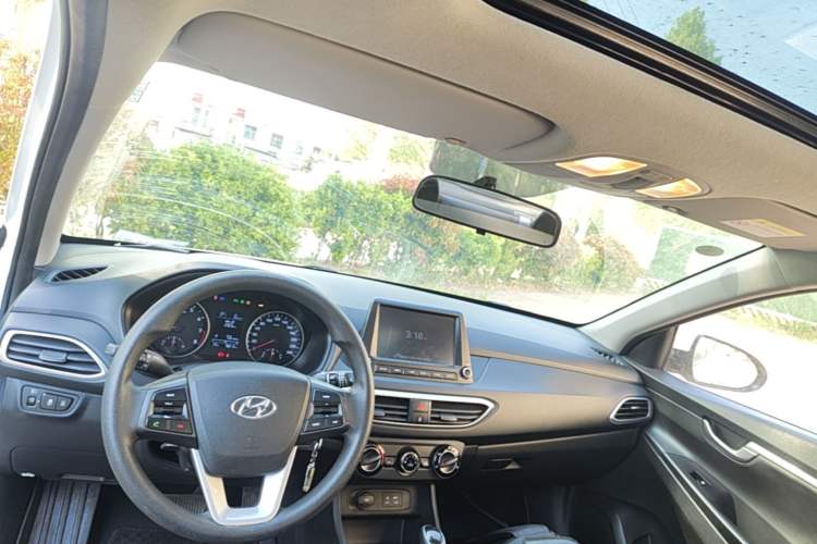 Used Hyundai Celesta 2017 1.6L Automatic Enjoyment Version GLS Center Console
