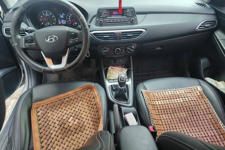 Used Hyundai Celesta 2017 1.6L Manual Enjoyment Edition GLS Center Console