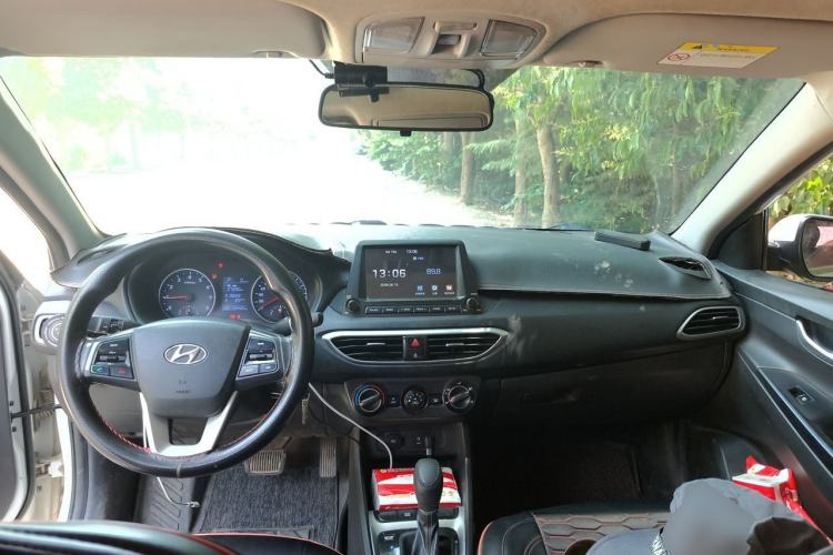 Used Hyundai Celesta 2017 1.6L Automatic Enjoyment Version GLS Center Console
