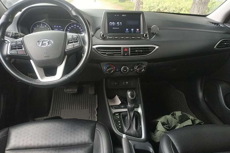 Used Hyundai Celesta 2017 1.6L Automatic Yueshin Edition DLX Center Console