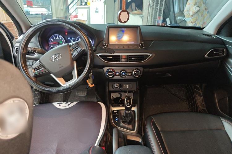 Used Hyundai Celesta 2017 1.6L Automatic Enjoyment Version GLS Center Console