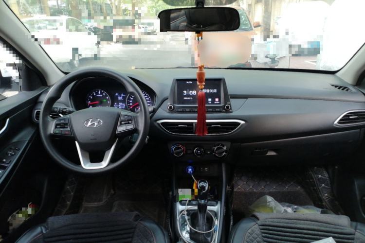 Used Hyundai Celesta 2017 1.6L Automatic Enjoyment Version GLS Center Console