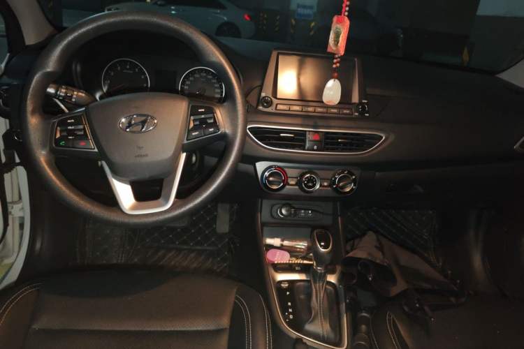 Used Hyundai Celesta 2017 1.6L Automatic Enjoyment Version GLS Center Console
