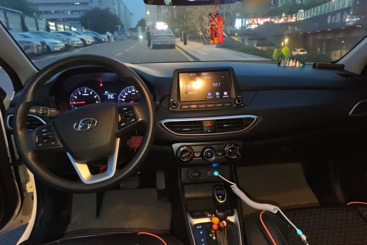 Used Hyundai Celesta 2017 1.6L Automatic Enjoyment Version GLS Center Console