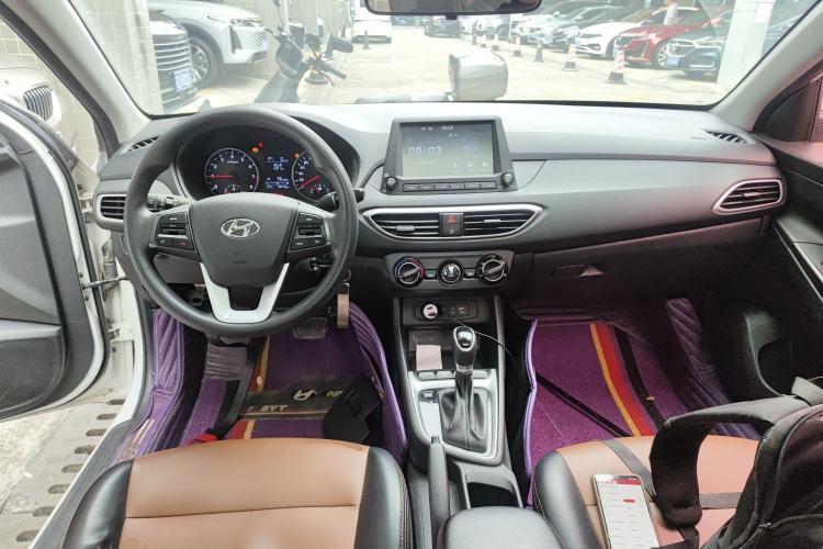 Used Hyundai Celesta 2017 1.6L Automatic Enjoyment Version GLS Center Console