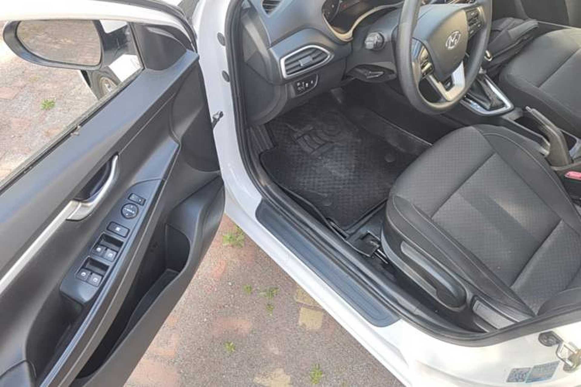 Used Hyundai Celesta 2017 1.6L Automatic Enjoyment Version GLS Driver Seat