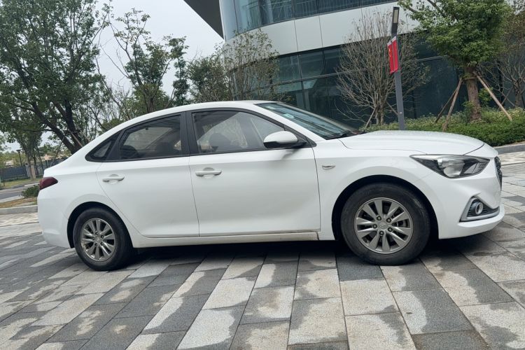 Used Hyundai Celesta 2017 1.6L Automatic Enjoyment Version GLS Exterior 2