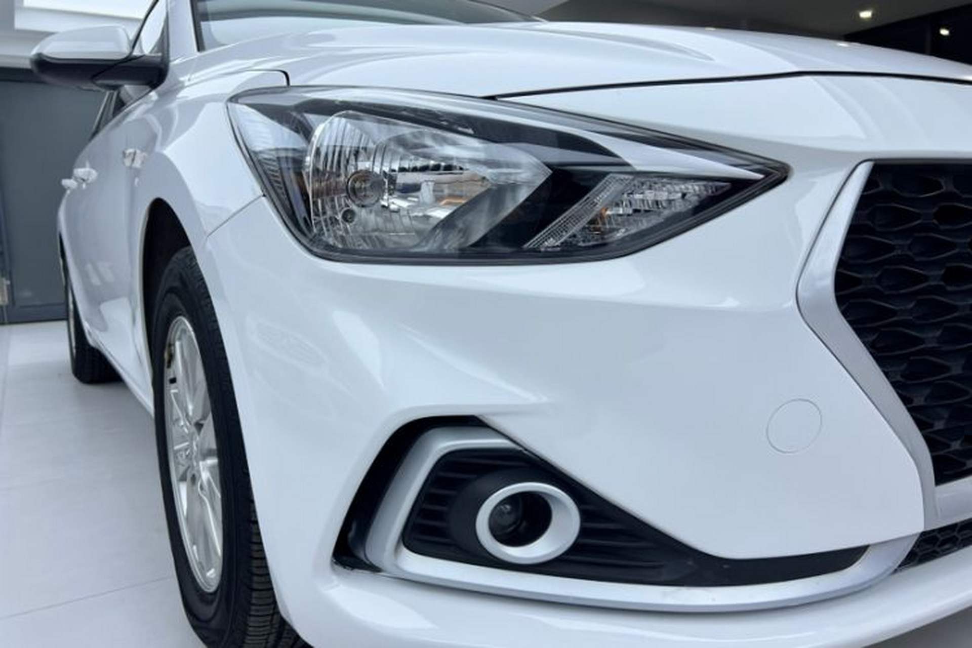 Used Hyundai Celesta 2017 1.6L Automatic Enjoyment Version GLS Exterior 9