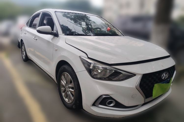 Used Hyundai Celesta 2017 1.6L Automatic Enjoyment Version GLS Front Right 45 Deg