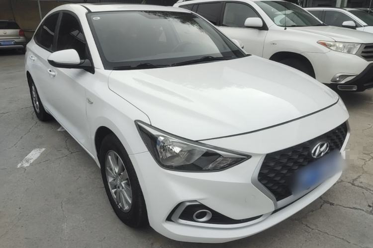 Used Hyundai Celesta 2017 1.6L Manual Enjoyment Edition GLS Front Right 45 Deg