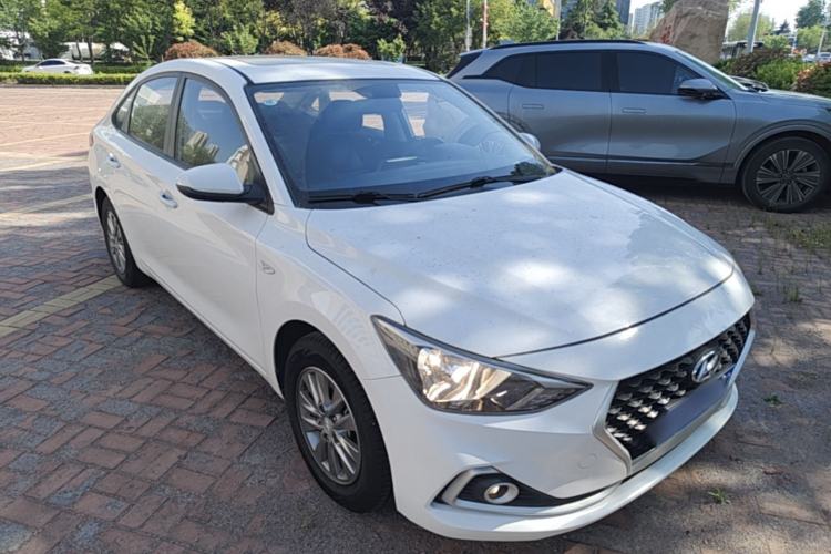 Used Hyundai Celesta 2017 1.6L Automatic Enjoyment Version GLS Front Right 45 Deg