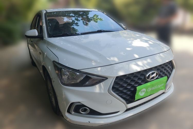 Used Hyundai Celesta 2017 1.6L Automatic Enjoyment Version GLS Front Right 45 Deg