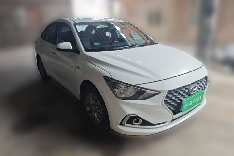 Used Hyundai Celesta 2017 1.6L Automatic Enjoyment Version GLS Front Right 45 Deg