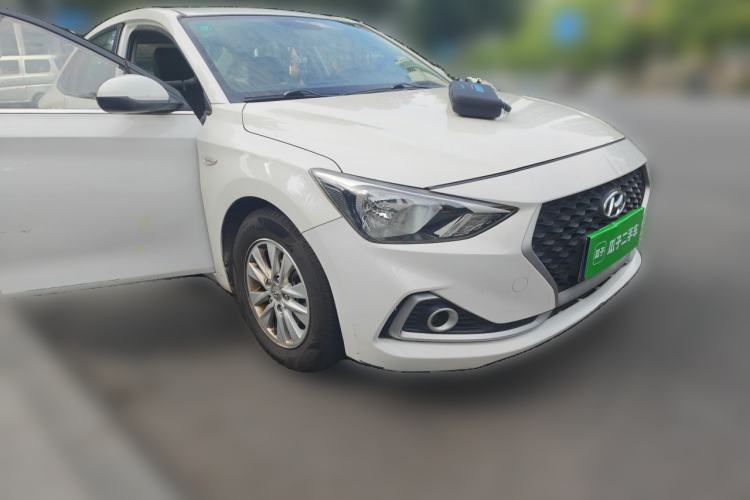 Used Hyundai Celesta 2017 1.6L Automatic Enjoyment Version GLS Front Right 45 Deg