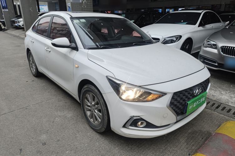 Used Hyundai Celesta 2017 1.6L Automatic Enjoyment Version GLS Front Right 45 Deg