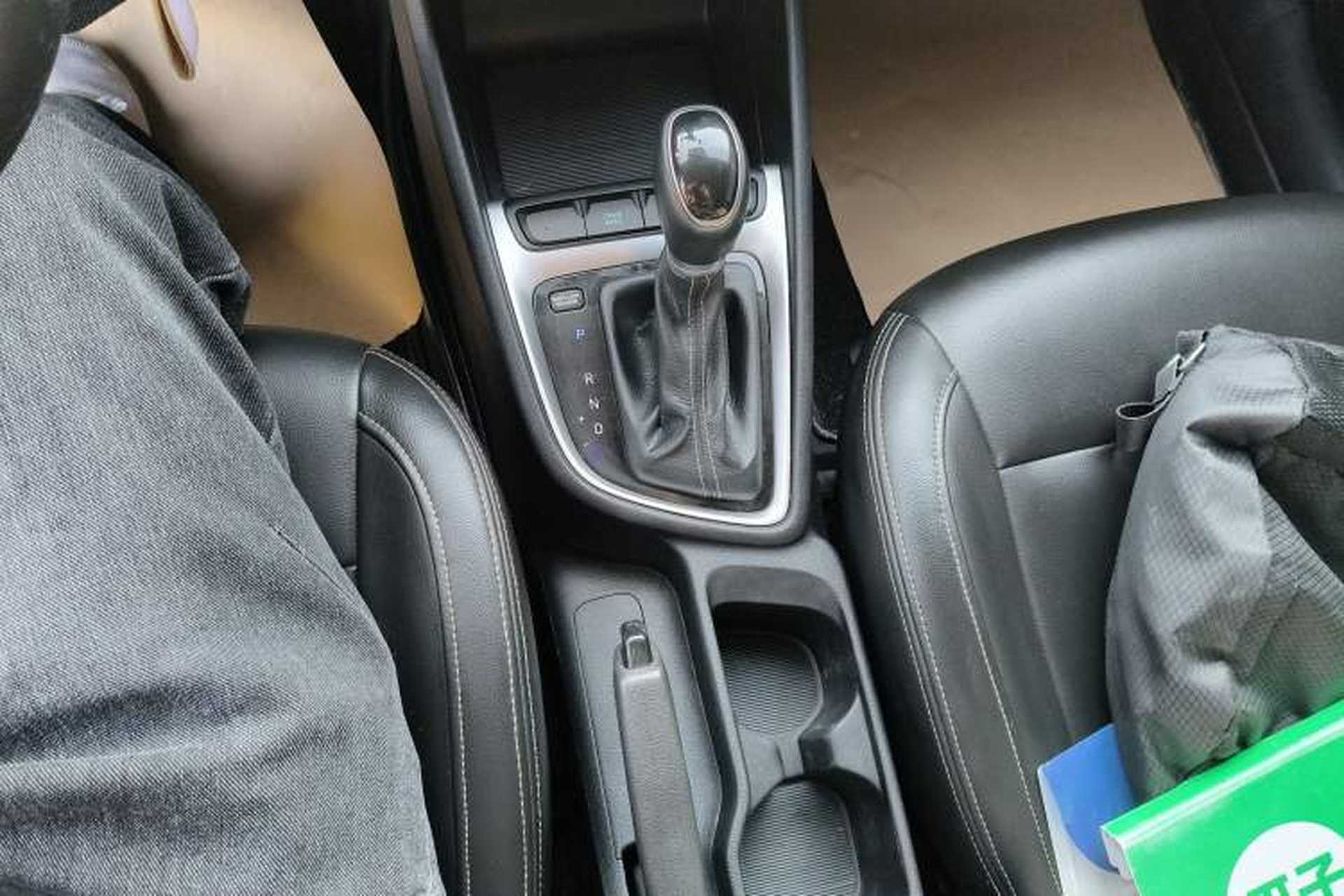 Used Hyundai Celesta 2017 1.6L Automatic Enjoyment Version GLS Gear Lever