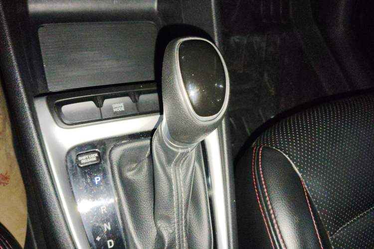 Used Hyundai Celesta 2017 1.6L Automatic Enjoyment Version GLS Gear Lever