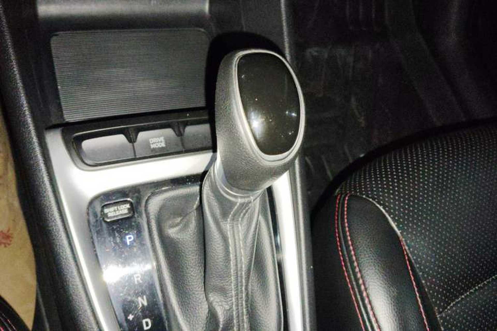 Used Hyundai Celesta 2017 1.6L Automatic Enjoyment Version GLS Gear Lever