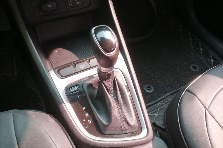 Used Hyundai Celesta 2017 1.6L Automatic Enjoyment Version GLS Gear Lever