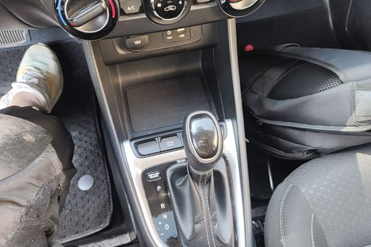 Used Hyundai Celesta 2017 1.6L Automatic Enjoyment Version GLS Gear Lever