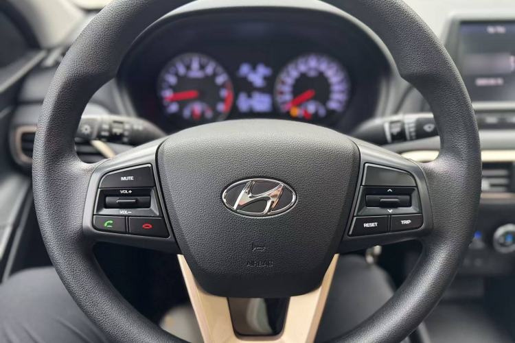 Used Hyundai Celesta 2017 1.6L Automatic Enjoyment Version GLS Interior 2