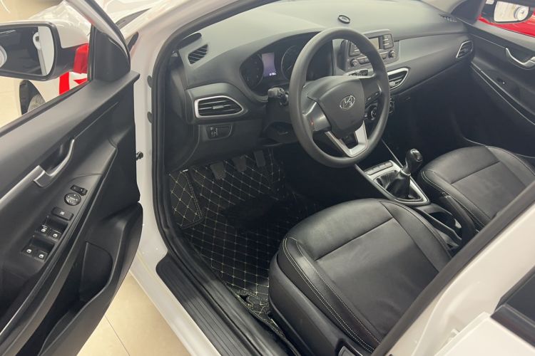 Used Hyundai Celesta 2017 1.6L Manual GL Delight Edition Interior 2