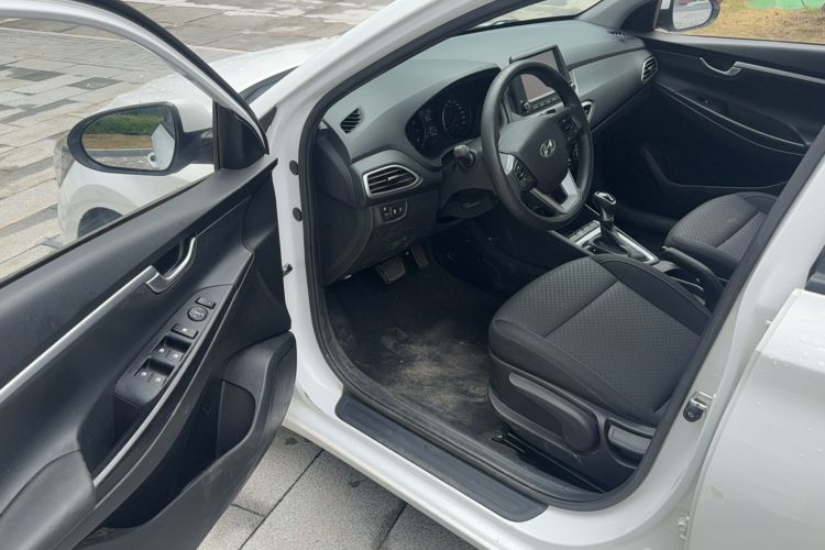 Used Hyundai Celesta 2017 1.6L Automatic Enjoyment Version GLS Interior 2
