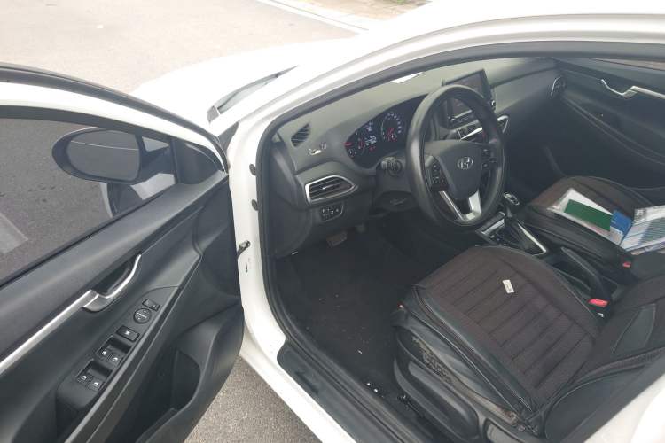 Used Hyundai Celesta 2017 1.6L Automatic Enjoyment Version GLS Interior 2