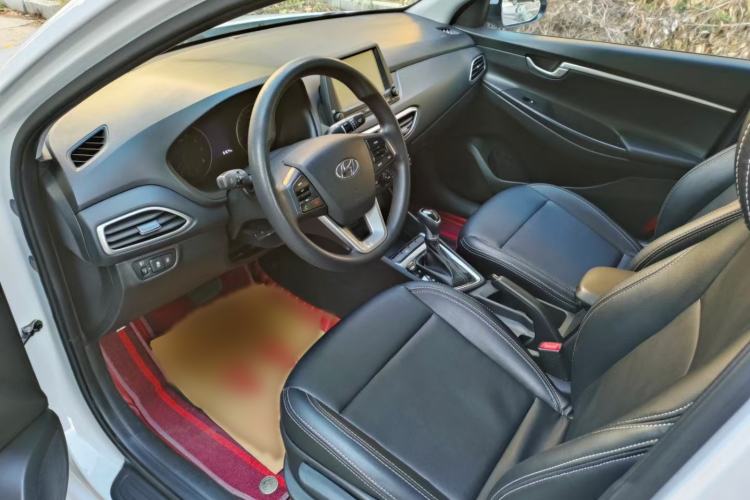 Used Hyundai Celesta 2017 1.6L Automatic Enjoyment Version GLS Interior 2