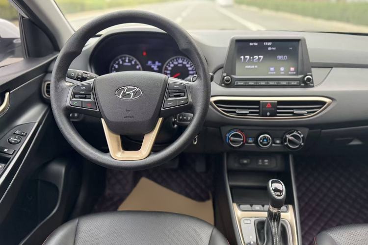 Used Hyundai Celesta 2017 1.6L Automatic Enjoyment Version GLS Interior 3