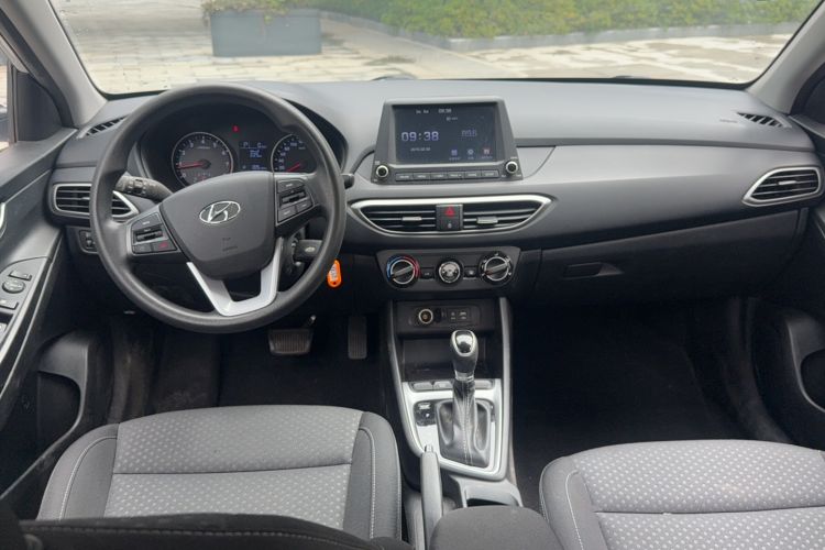 Used Hyundai Celesta 2017 1.6L Automatic Enjoyment Version GLS Interior 3