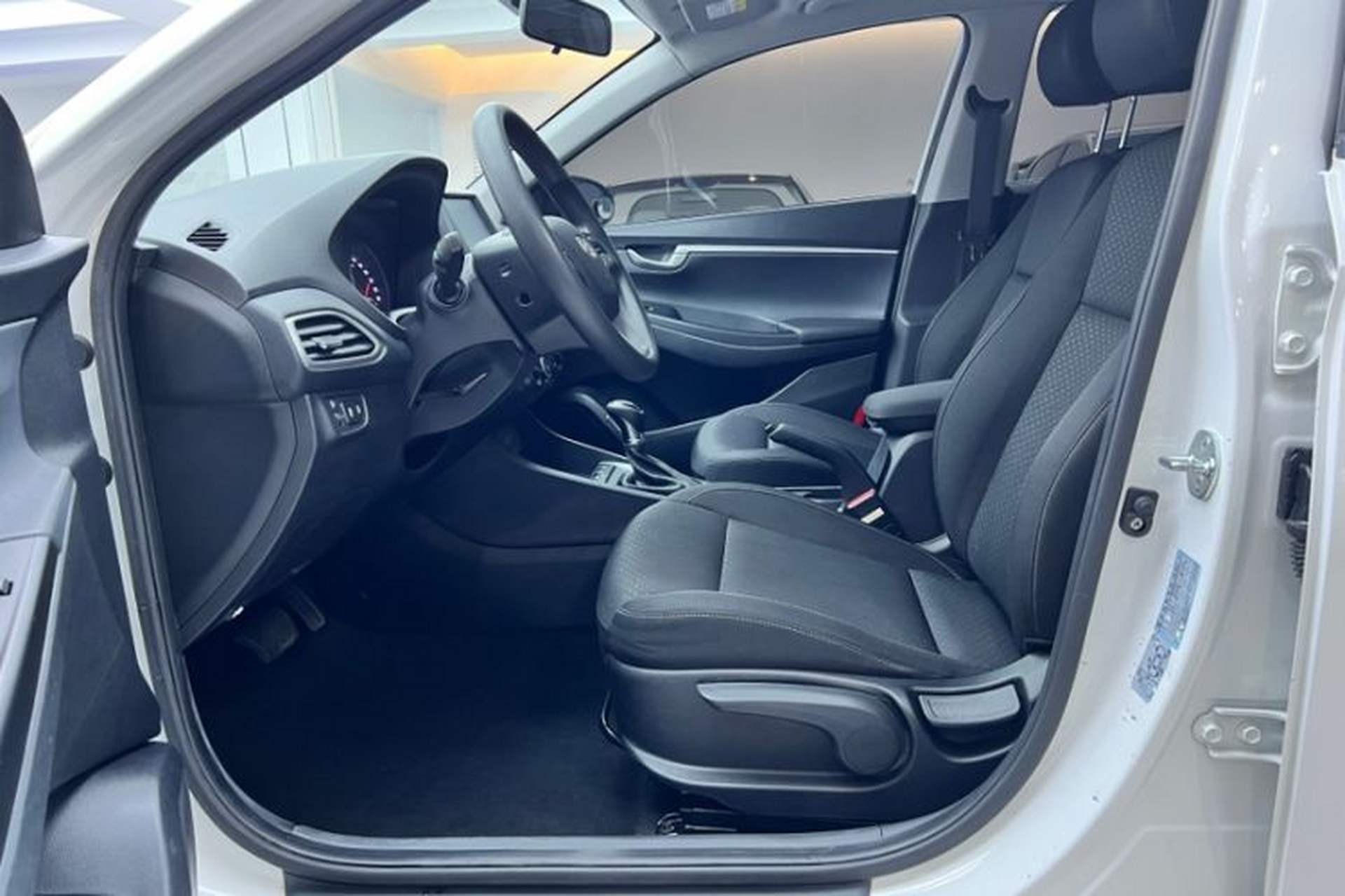 Used Hyundai Celesta 2017 1.6L Automatic Enjoyment Version GLS Interior 4