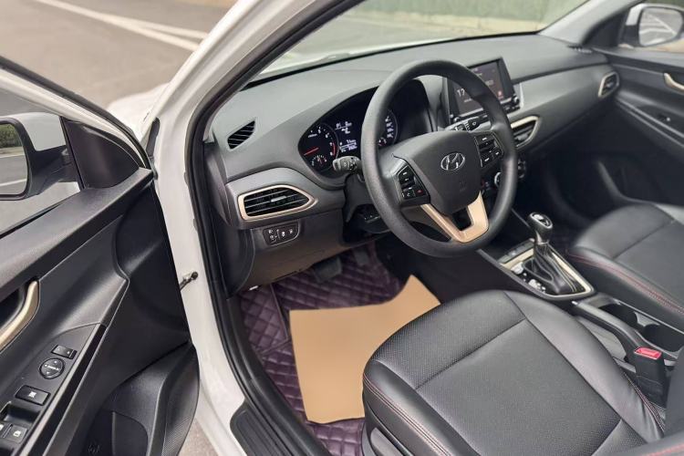 Used Hyundai Celesta 2017 1.6L Automatic Enjoyment Version GLS Interior 5